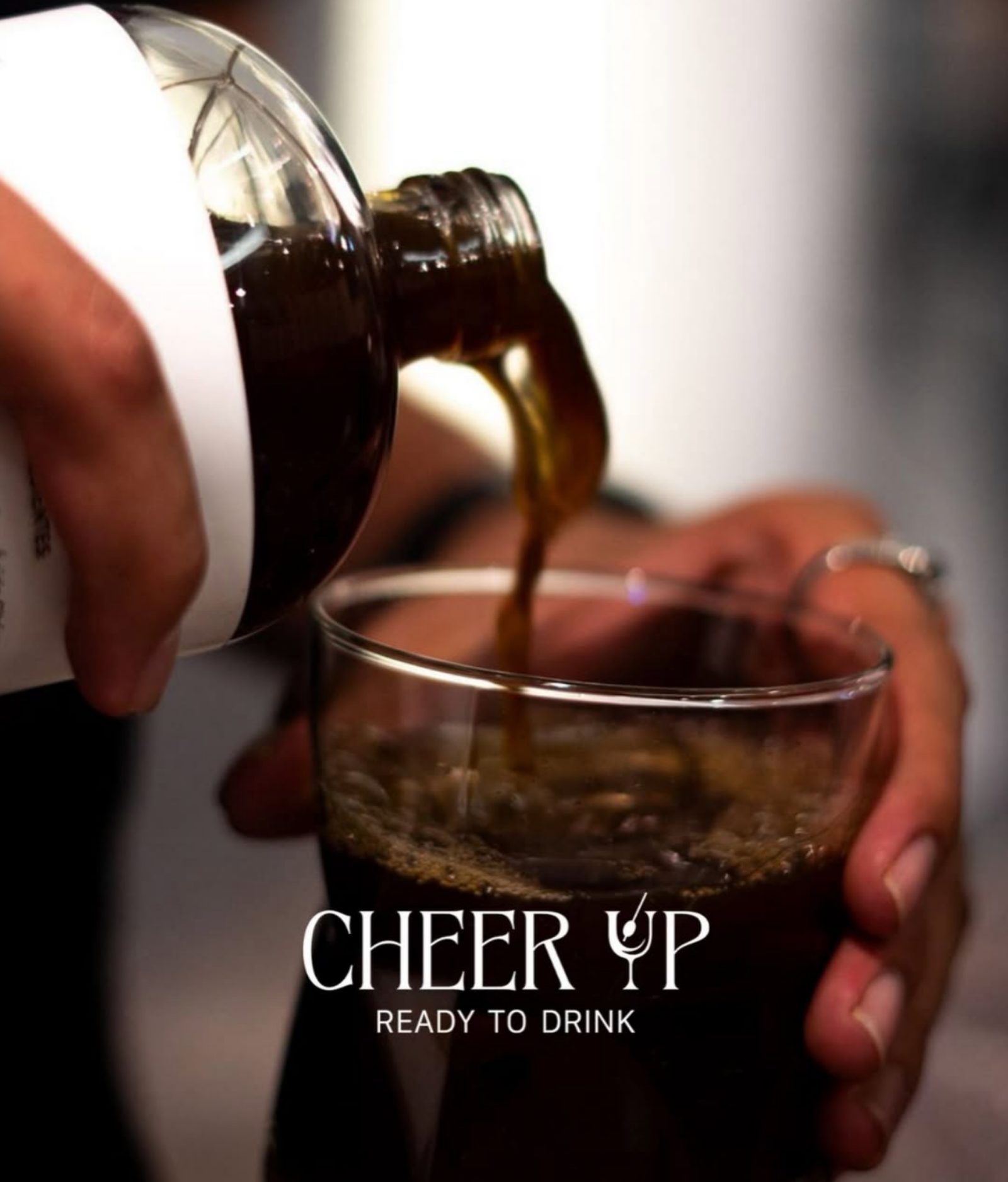 Cheer Up servido en un vaso con hielo