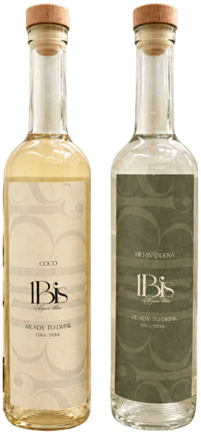 Botellas de 1 Bis coco y hierbabuena sobre una mesa